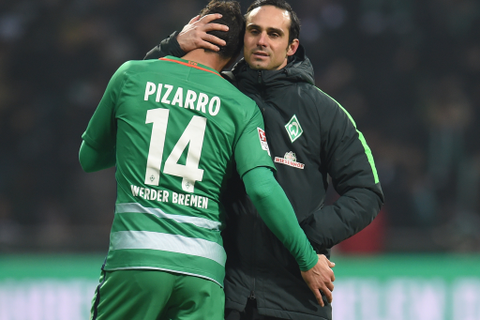 Enttäuscht nach dem 0:1 gegen Gladbach: Werder-Trainer Alexander Nouri (rechts) und Claudio Pizarro. Foto: dpa