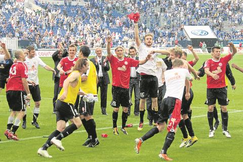 2011 fanden die Nullfünfer in der Arena AufSchalke einen Grund zu feiern, als ein Sieg die Teilnahme an der Europa-League-Quali sicherte. Auch diesmal wollen die Mainzer - diesmal daheim - mit einem Erfolg gegen Schalke einen Grund zum Feiern bieten. Archivfoto: Sascha Kopp