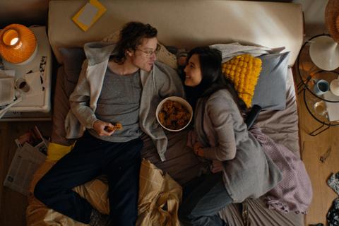 Ein Paar liegt faul im Bett und und isst Hühnchen-Snacks. Die Bundesregierung wirbt mit augenzwinkernden Videos für das Zu-Hause-Bleiben in der Corona-Krise, in denen sie Nichtstuer auf der Couch zu Helden erklärt. Die unter dem Schlagwort #besonderehelden» im Internet verbreiteten Clips sorgten am Wochenende für viel Aufmerksamkeit in den sozialen Medien. Foto: dpa