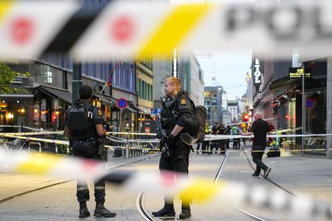 Polizisten bewachen den Tatort vor einem Nachtclub in der norwegischen Hauptstadt. Foto: dpa