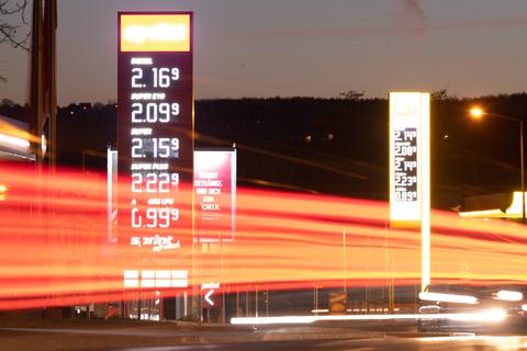 Die Zwei-Euro-Marke ist an den deutschen Tankstellen längst gefallen. Steuern wir auf drei Euro für einen Liter Kraftstoff zu? Foto: Sebastian Kahnert/dpa-Zentralbild/dpa