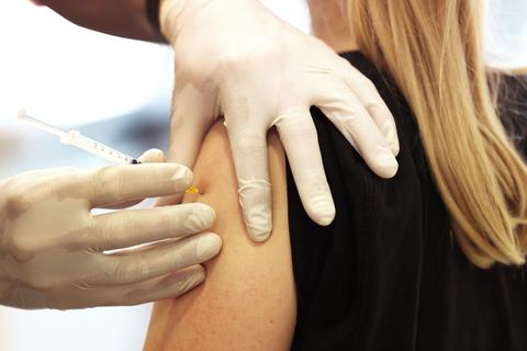 Ein Mädchen wird gegen das Coronavirus geimpft. Foto: dpa