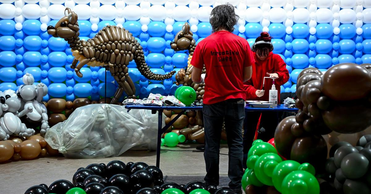 Kunst-aus-Ballons-Weltreise-durch-bunte-Skulpturen