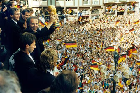Erinnerungen an den dritten deutschen WM-Titel 1990. Archivfoto: dpa