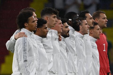 Die deutsche Mannschaft singt die Nationalhymne beim Spiel gegen Ungarn.  Foto: dpa