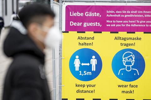 Veranstaltungen absagen oder meiden, Abstand halten und Maske tragen. Das RKI betrachtet die aktuelle Corona-Entwicklung als "sehr besorgniserregend".  Foto: dpa