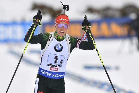 Biathlon: Weltcup, Staffel, (4 x 6 km), Damen am 10.12.2017 in Hochfilzen (Österreich). Die Siegerin Laura Dahlmeier aus Deutschland freut sich über ihren Sieg. (zu dpa «Dahlmeier bringt Staffel-Sieg nach Hause: «Gibt Selbstvertrauen»» vom 10.12.2017) Foto: Kerstin Joensson/AP/dpa +++(c) dpa - Bildfunk+++ urn:newsml:dpa.com:20090101:ap:cb1b516e3705457c99617321922ea7b2