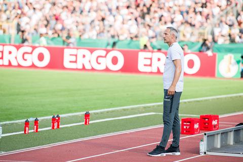 Frankfurts Trainer Adi Hütter steht kurz vor Spielende und Pokal-Aus der Eintracht an der Trainerbank. Der SSV Ulm gewann das Spiel 2:1. Foto: dpa