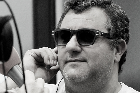 Der italienische Spielervermittler Mino Raiola nimmt an einer Pressekonferenz teil.   Foto: Olivier Anrigo/EPA/dpa