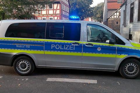 Ein Polizeifahrzeug sperrt in Maulbach die Durchfahrt nach Homberg ab. Foto: Dickel 