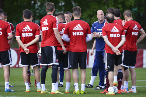 Roger Prinzen mit der Mannschaft des 1. FC Nürnberg. Foto: dpa