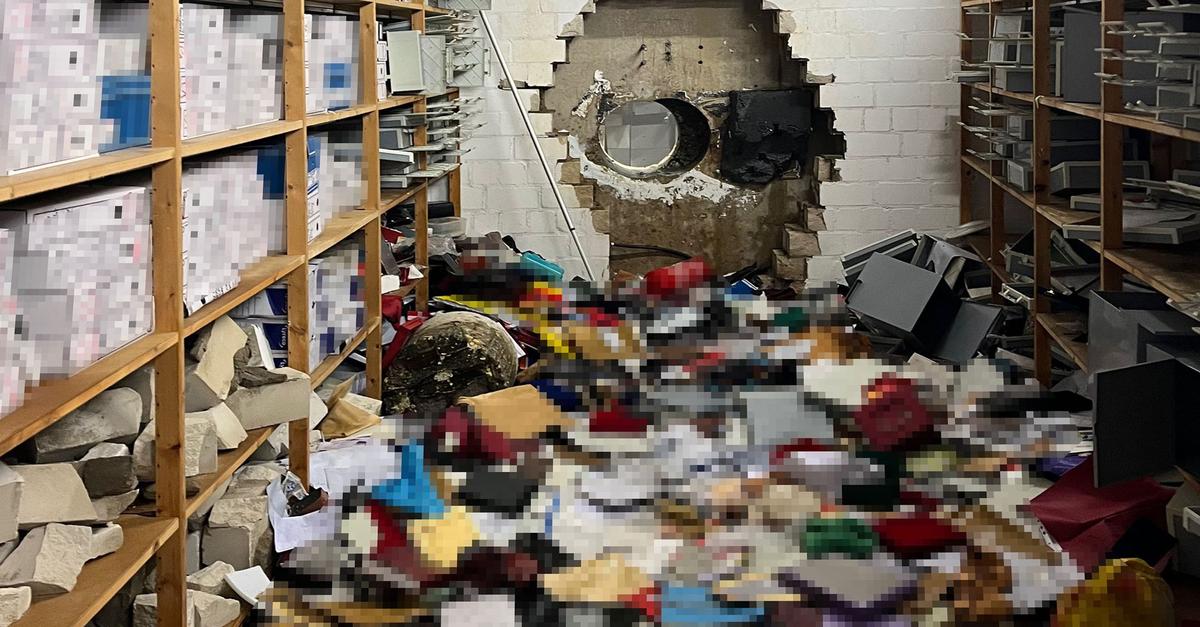 Unbekannte-steigen-durch-gro-es-Loch-in-Tresorraum