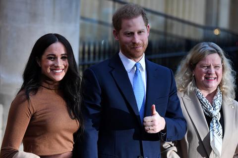 Meghan (l), Herzogin von Sussex, und der britische Prinz Harry, Herzog von Sussex, nach ihrem Besuch im Canada House. Harry und Meghan sind zum zweiten Mal Eltern geworden.   Foto: Finnbarr Webster/PA Wire/dpa