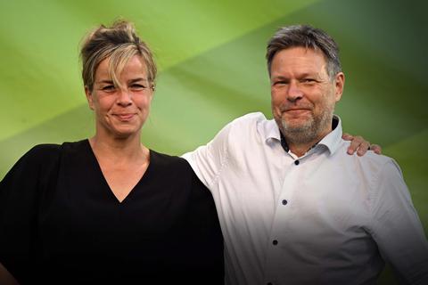 Die Spitzenkandidatin der Grünen in NRW, Mona Neubaur, Arm  in Arm mit Bundeswirtschaftsminister  Robert Habeck. Foto: dpa