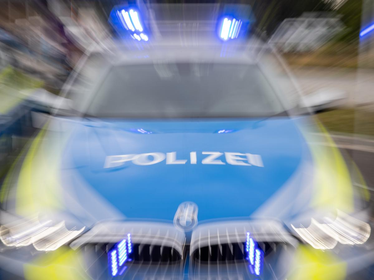 https://img.mittelhessen.de/panorama/aus-aller-welt/k62794-Polizei-Dummy-Blaulicht/alternates/GOOGLE_1200_4_3/Polizei%20Dummy%20Blaulicht