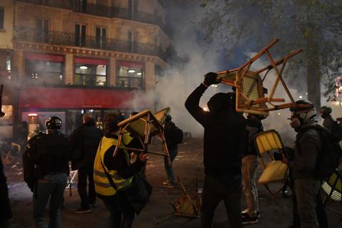 Bei einem Protest gegen den Gesetzesentwurf zur "globalen Sicherheit" - wie hier in Paris - kommt es in Frankreich zu Zusammenstößen zwischen Demonstranten und der französischen Bereitschaftspolizei. Foto: dpa