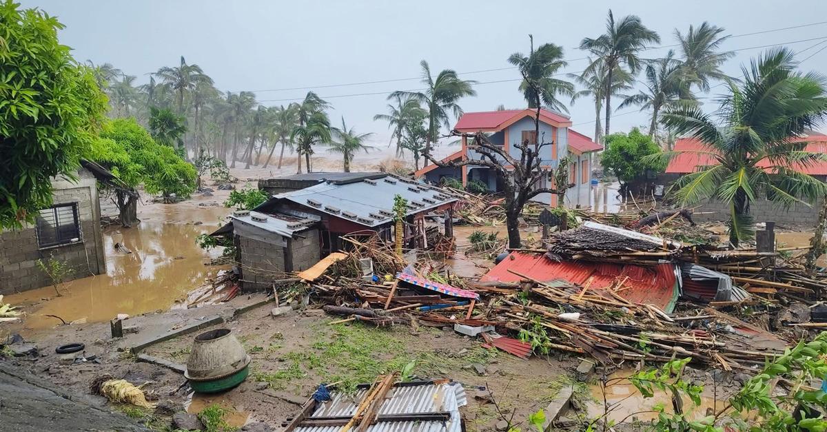 Supertaifun-Fung-Wong-trifft-in-den-Philippinen-auf-Land