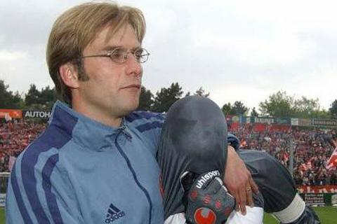 Jürgen Klopp versucht Torhüter Dimo Wache nach der 1:3-Niederlage von Mainz 05 bei Union Berlin zu trösten. Foto: Sascha Kopp