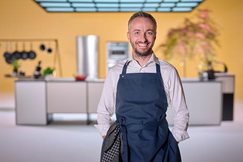 Der Satiriker Jan Böhmermann. Er bekommt beim ZDF eine sechsteilige Kochshow. «Böhmi brutzelt» wird wöchentlich ab 23. Juli in der ZDF-Mediathek abrufbar sein und ab 24. Juli samstags um 19.45 Uhr im Spartensender ZDFneo ausgestrahlt. Foto: Ben Knabe/ZDF/dpa