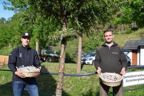 Sascha Laudert (links) vom Orgateam der Kerb und Martin Moller-Racke, der die Würstchen spendierte, sind sich einig: Die Kerb muss(te) sein! Foto: Jochen Werner