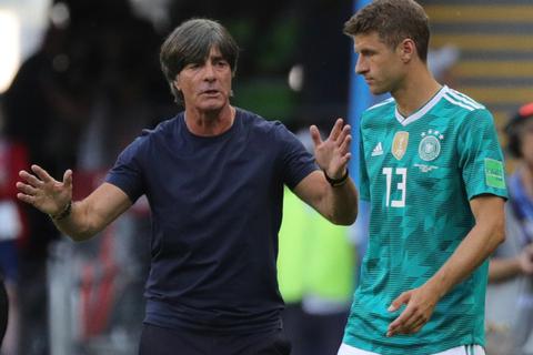Bundestrainer Joachim Löw erklärt Thomas Müller, wie der das deutsche Spiel noch beeinflussen soll. Doch der Offensivspieler bewirkt gar nichts. Foto: dpa 