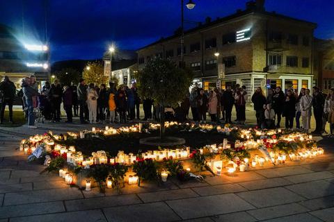 Menschen im norwegischen Kongsberg trauern nachdem ein Mann mit Pfeil und Bogen fünf Menschen getötet hatte. Foto: dpa