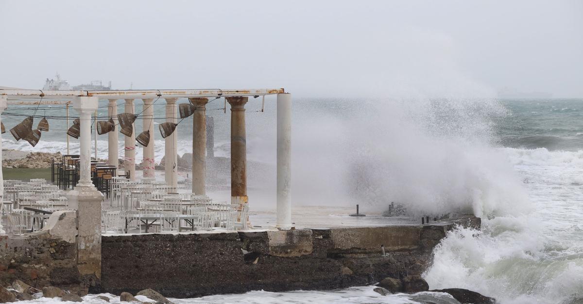 Atlantikst-rme-ber-Iberischer-Halbinsel-Eine-Tote
