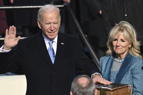 Joe Biden wird von Chief Justice John Roberts als 46. Präsident der Vereinigten Staaten vereidigt, während Jill Biden die Bibel während der 59. Amtseinführung des Präsidenten im US-Kapitol in Washington hält. Foto: dpa