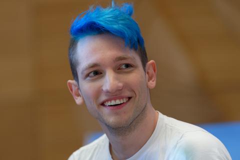 Mit seinen blauen Haaren und seinem forschen Auftreten polarisiert der YouTuber Rezo nicht zum ersten Mal. Foto: dpa