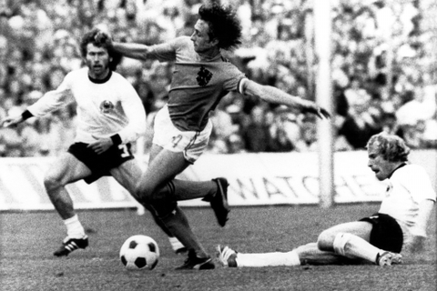 Johan Cruyff im Duell mit Paul Breitner (links) und Berti Vogts (rechts) im Finale der Fußball-Weltmeisterschaft 1974 in München. Foto: dpa