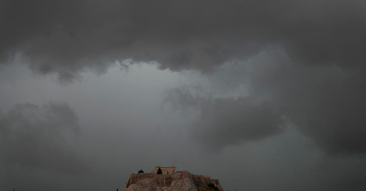 Sturm-trifft-g-is-Stra-en-berflutet-Schulen-geschlossen