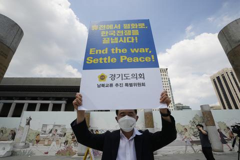 Ein Mann steht mit einem Plakat auf der Straße und fordert den Frieden auf der koreanischen Halbinsel in der Nähe der US-Botschaft in Seoul, Südkorea. Süd- und Nordkorea haben ihre direkten Verbindungskanäle nach monatelanger Unterbrechung wiederhergestellt. Foto: dpa/AP/Ahn Young-Joon
