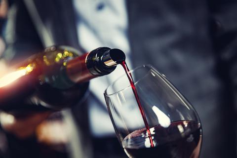Rotwein wird in ein Glas geschenkt. Foto: Parilov/adobe.stock
