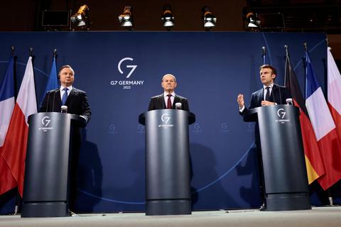 Der polnische Staatspräsident Andrzej Duda, Bundeskanzler Olaf Scholz (SPD) und der französische Präsident Emmanuel Macron (von links). Foto: dpa