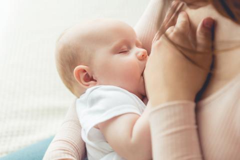 Eine Mutter stillt ihr Kind. Foto: LIGHTFIELD STUDIOS - stock.adobe