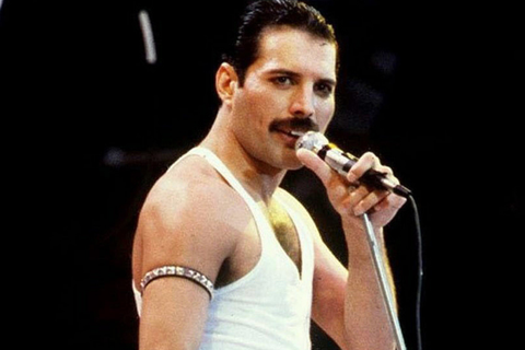 Freddie Mercury während eines Auftritts in London am 15.07.1985.  Foto: dpa 