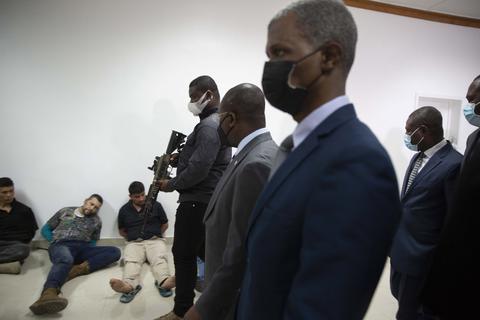 Interimspräsident Claude Joseph (Mitte) betrachtet die Verdächtigen in der Ermordung des haitianischen Präsidenten Jovenel Moise. Foto: dpa