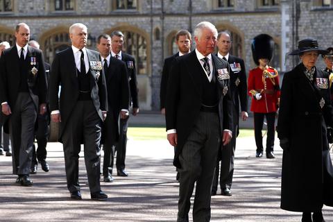 Prinz William (li), Herzog von Cambridge, Prinz Andrew (2.v.l), Herzog von York, Peter Phillips (3.v.l), Prinz Harry (5.v.l), Herzog von Sussex, Prinz Edward (4.v.r), Earl von Wessex, Prinz Charles (5.v.r), Prinz von Wales, und Prinzessin Anne (2.v.r), Princess Royal, folgen dem Sarg von Prinz Philip. Die Trauerfeier und Beisetzung des Queen-Ehemanns, Herzog von Edinburg, fanden auf Schloss Windsor statt.  Foto: Alastair Grant/PA Wire/dpa