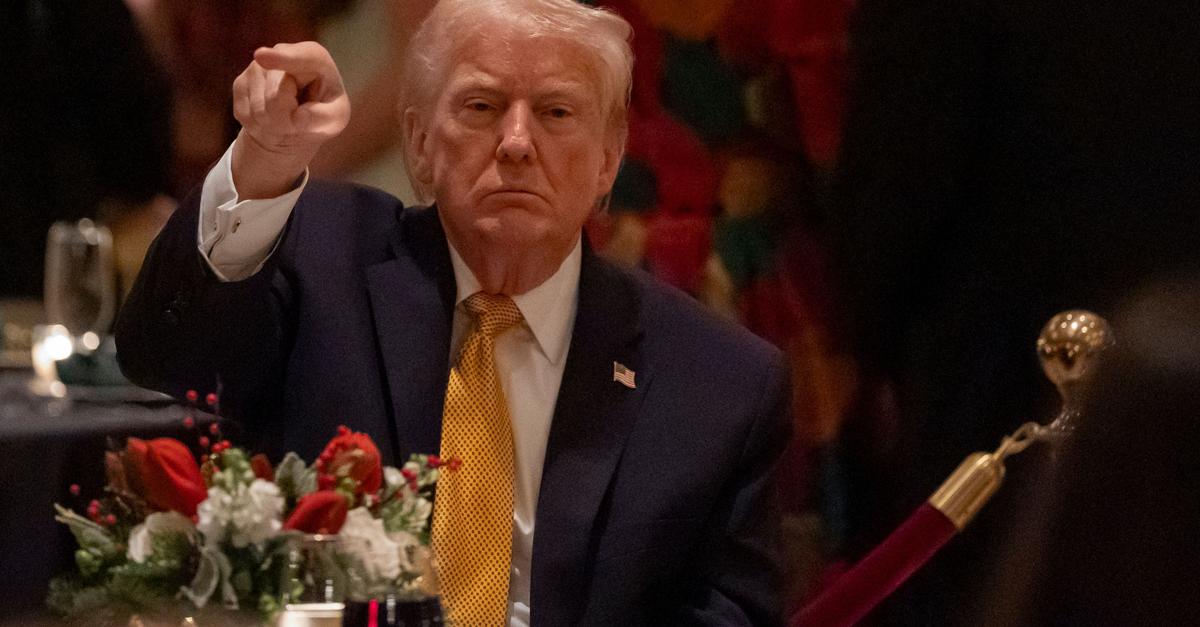 -Einschl-fern-Trump-attackiert-Moderator-Colbert