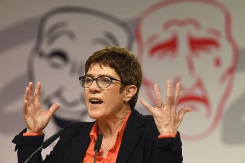 Aschermittwoch - die Fastenzeit kommt: Die CDU-Vorsitzende Annegret Kramp-Karrenbauer nach den närrischen Tagen bei einem Auftritt in Demmin. Foto: dpa