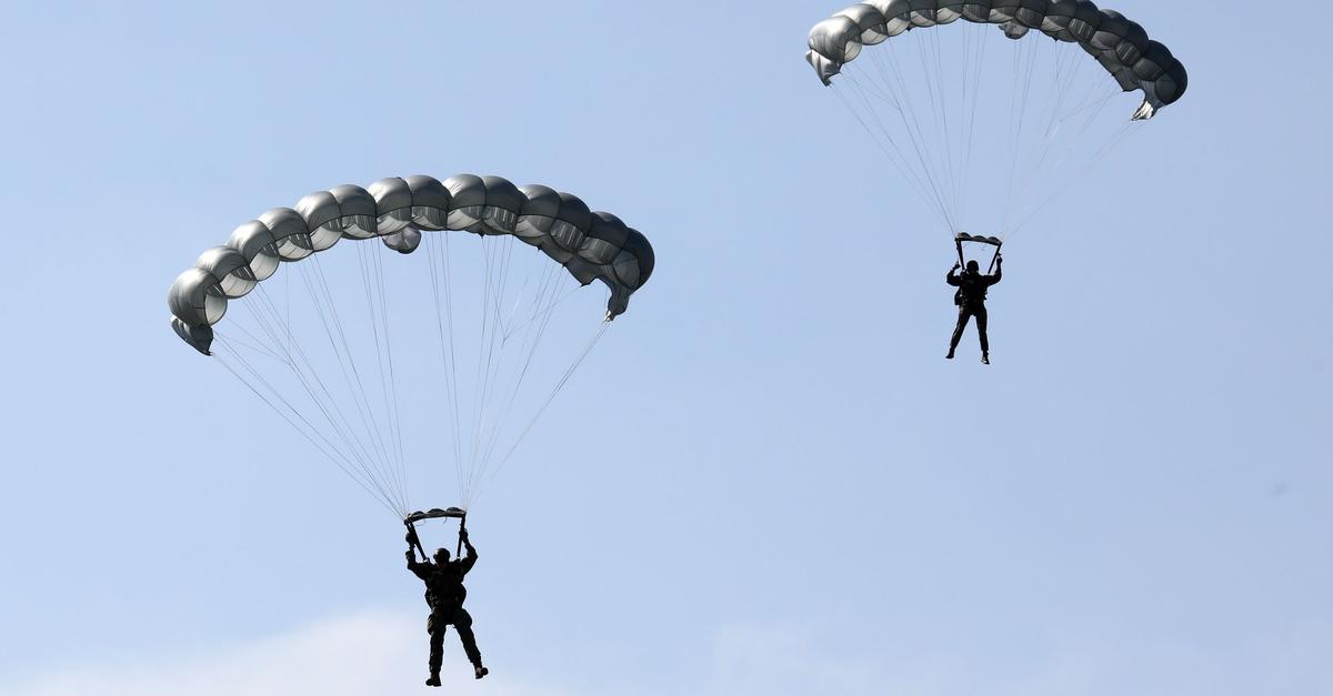 Drama-in-der-Luft-Fallschirmspringer-h-ngt-an-Flugzeugheck