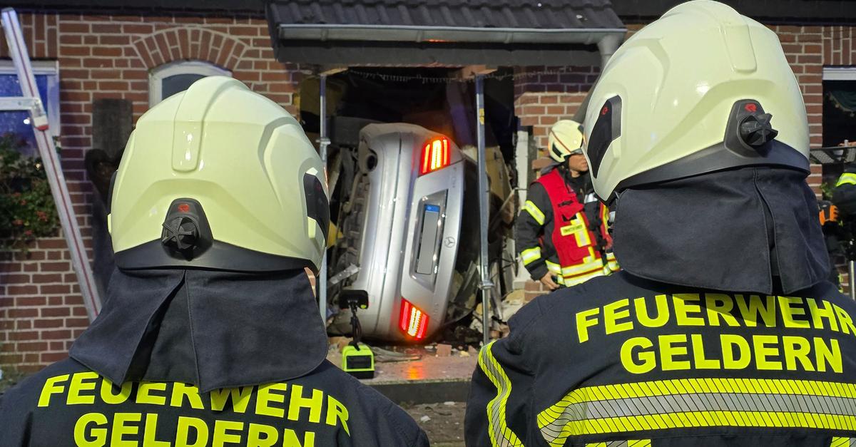 Junger-Mann-bleibt-mit-Auto-in-Hausflur-stecken