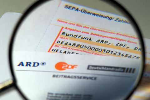 17,50 Euro monatlich beträgt derzeit der Beitrag für ARD, ZDF und Deutschlandradio. Die Stadt Wiesbaden war 2016 mit 7.000 Vollstreckungsbescheiden gegen Zahlungsverweigerer befasst. Archivfoto: dpa