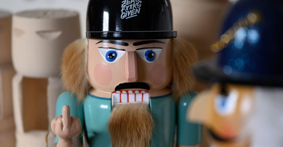 Stinkefinger-Nussknacker-k-mpft-gegen-Billig-Kopien