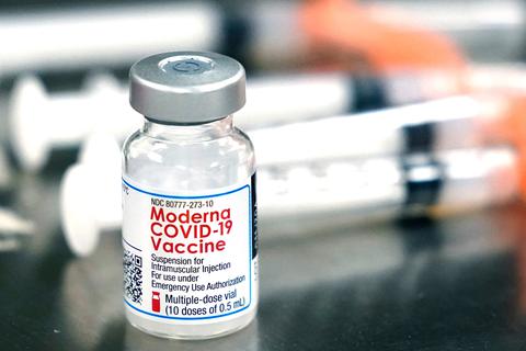 Eine Flasche, die den amerikanischen Impfstoff Moderna enthält. Seit Januar wird er in Deutschland verimpft. Foto:dpa