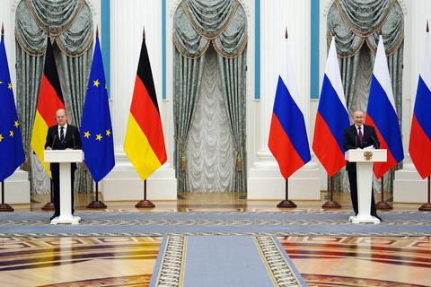 Bundeskanzler Olaf Scholz (SPD, l) und Russlands Präsident Wladimir Putin geben nach einem mehrstündigen Vier-Augen-Gespräch eine gemeinsame Pressekonferenz.  Foto: dpa