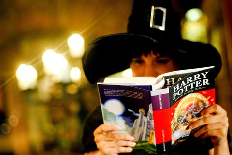Ein Harry Potter-Fan liest in der Nacht in der Zitadelle im Harry Potter Band "Harry Potter and the Deathly Hallows" ("Harry Potter und die Heiligtümer des Todes"). Rund ein Vierteljahrzehnt später ist der Bann des berühmten Zauberschülers ungebrochen. Foto: Johannes Eisele/dpa-Zentralbild/dpa