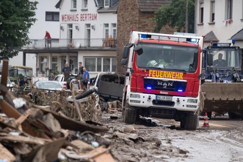 19.07.2021, Rheinland-Pfalz, Dernau: Müll und Unrat liegen in den Altstadt. Zahlreiche Häuser in dem Ort wurden komplett zerstört oder stark beschädigt. Foto: Boris Roessler/dpa +++ dpa-Bildfunk +++