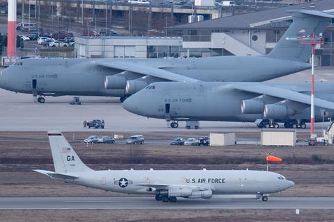 Ramstein am Tag des russischen Angriffs auf die Ukraine: Ein US-Aufklärungsflugzeug steht auf der US-Airbase vor anderen Militärmaschinen. Foto dpa/Boris Roessler