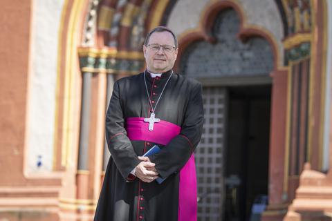 Der Vorsitzende der Deutschen Bischofskonferenz und Limburger Bischof Georg Bätzing will spätestens ab Anfang Mai wieder Gottesdienste mit Gläubigen abhalten. Foto: dpa